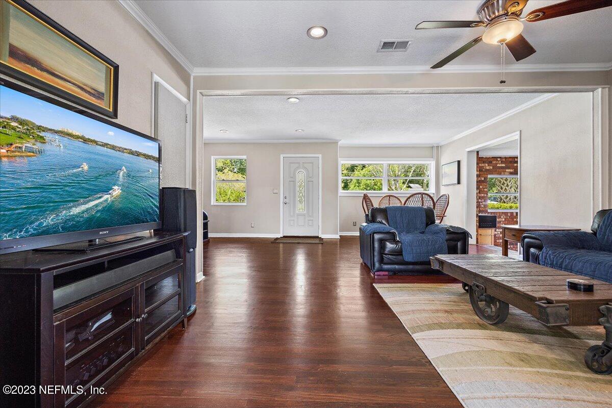 634 Bay Ridge Road Jacksonville, FL 32216 - Photo 4 of 27 05-Living Room