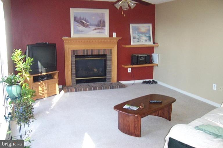 6321 Merle Way Elkridge, MD 21075 - Photo 6 of 17 Living Room