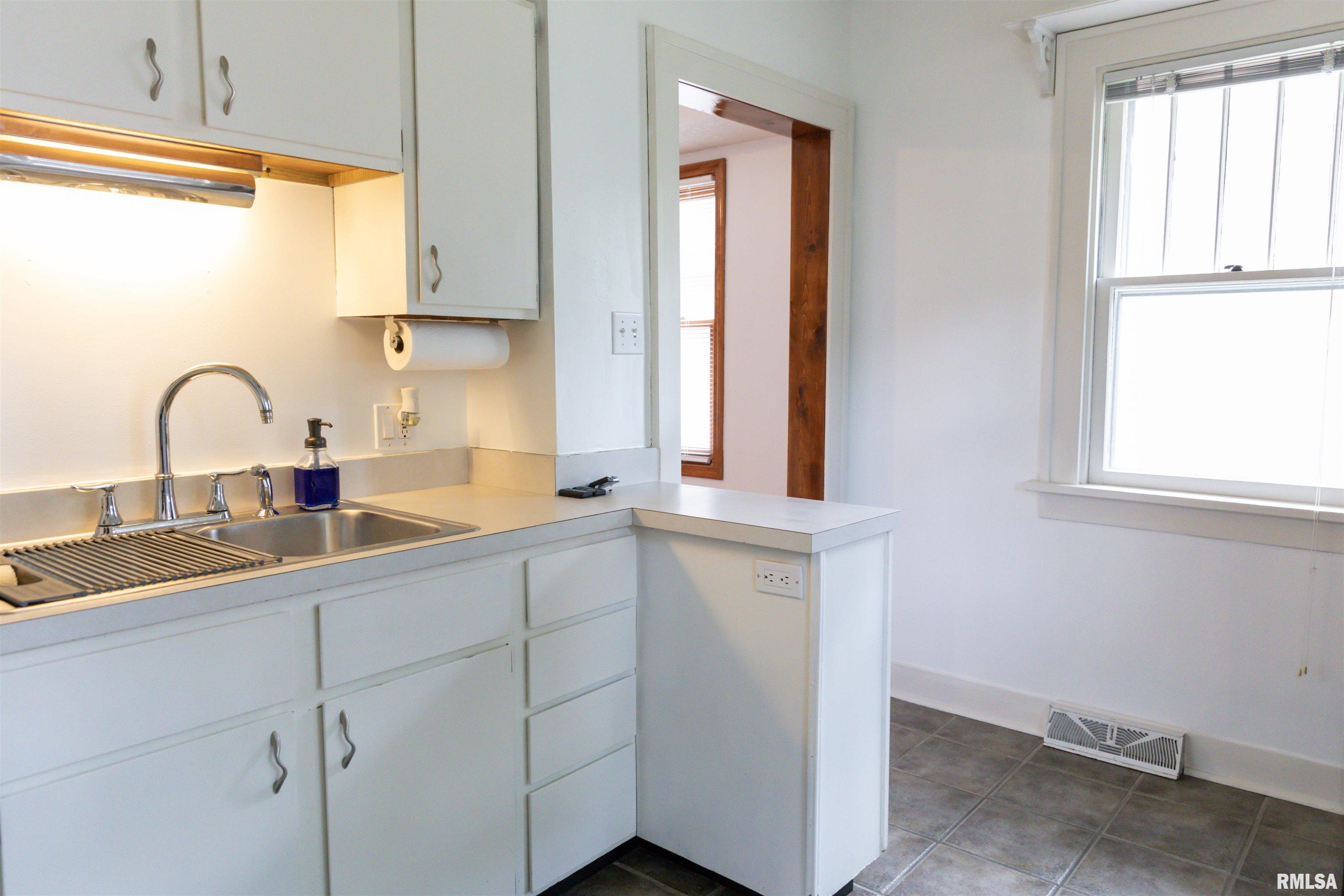 1817 South Pasfield Street Springfield, IL 62704 - Photo 7 of 18