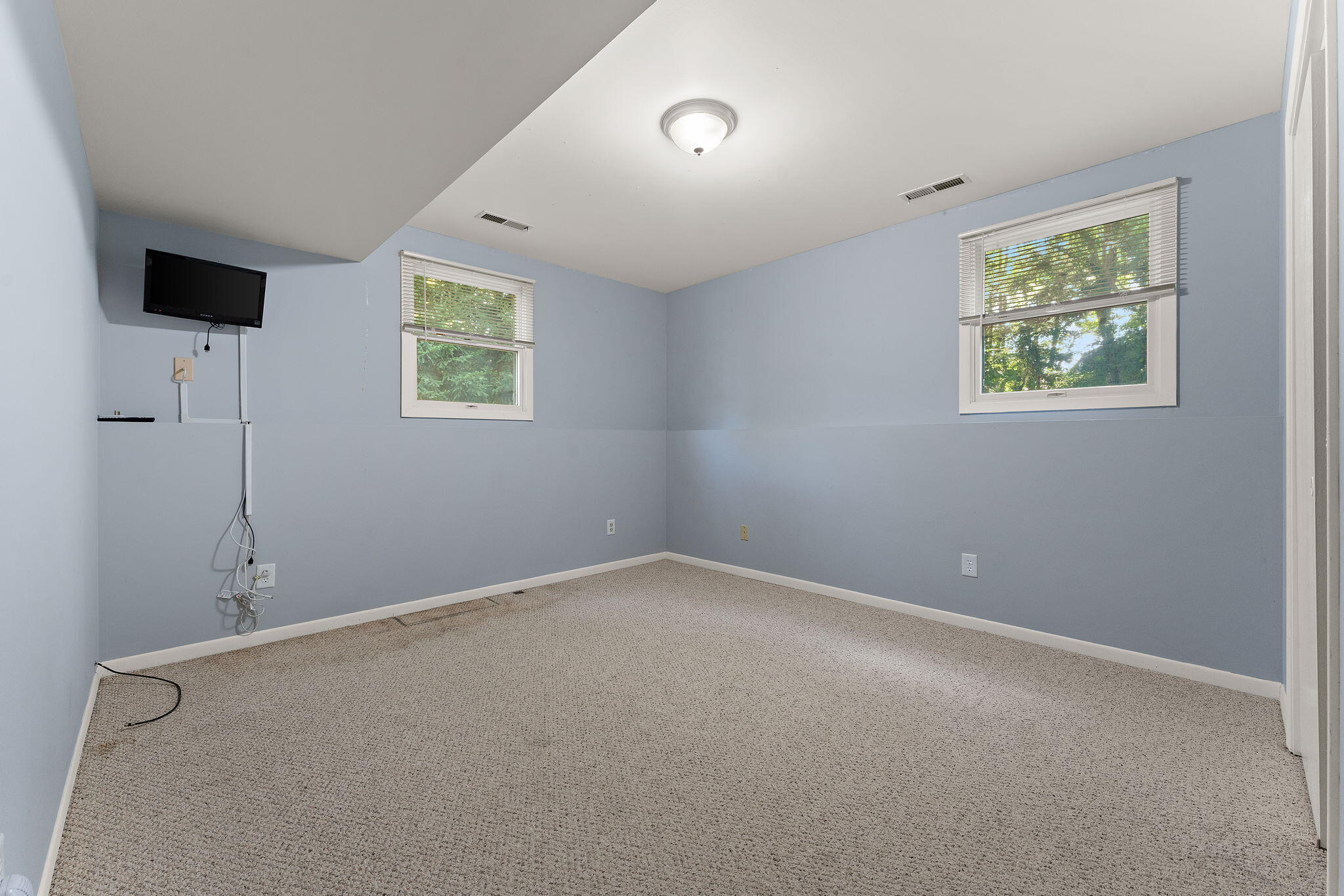 586 Fargo Road Westville, IN 46391 - Photo 23 of 40 an empty room with windows