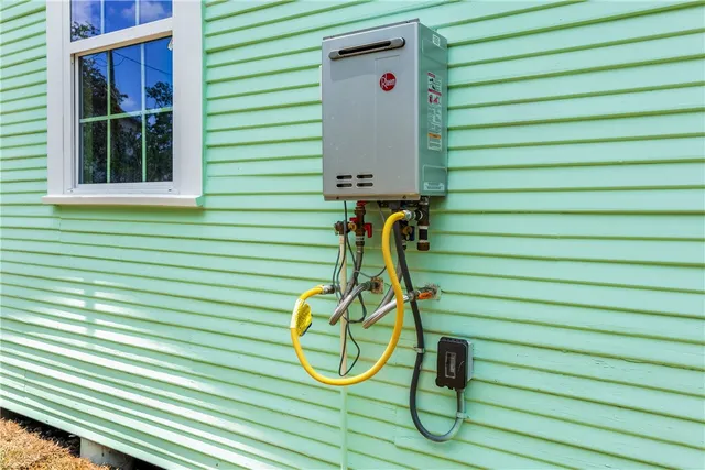 a view of a backyard