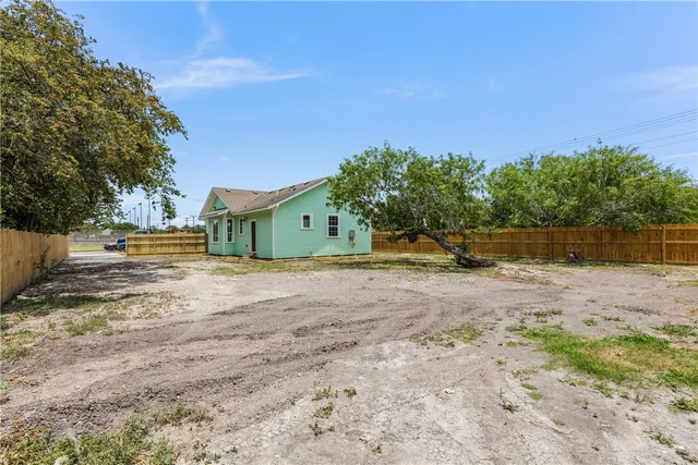a view of a backyard