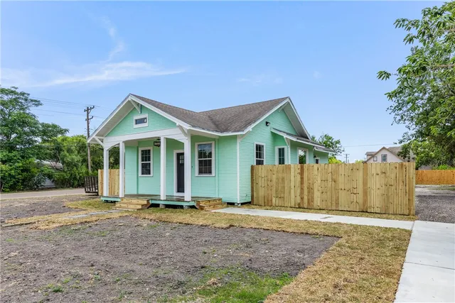 a view of backyard with a garden and plants