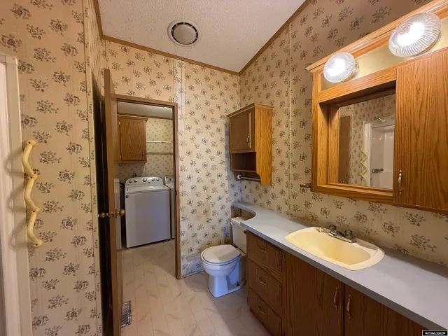 $220,000 | 2546 Highway 20, Worland, WY 82401