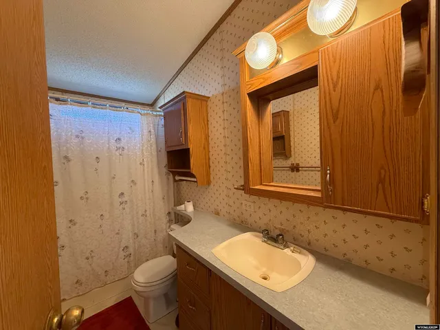 $220,000 | 2546 Highway 20, Worland, WY 82401