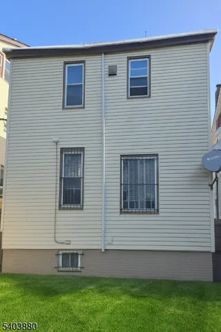 a view of front of a house with a yard