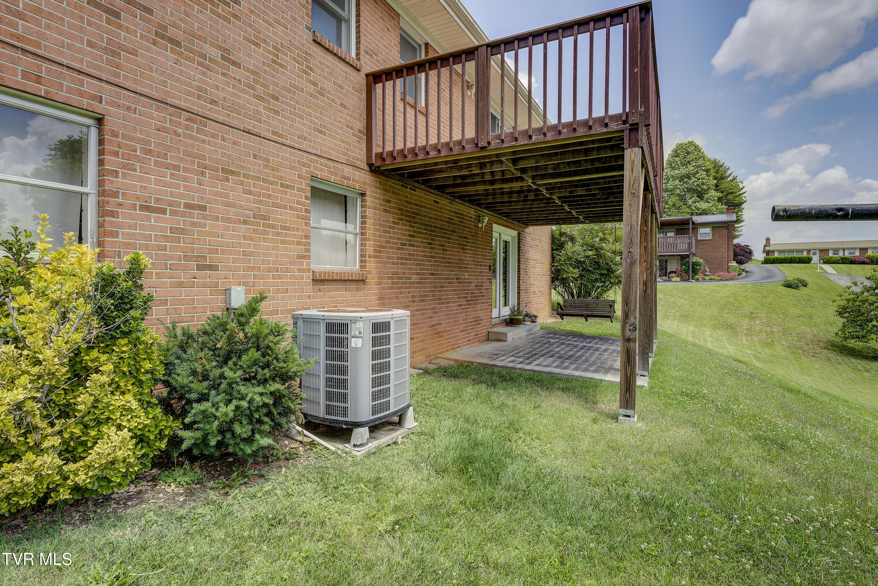 296 Redstone Drive Bluff City, TN 37618 - Photo 6 of 39 Redstone-39