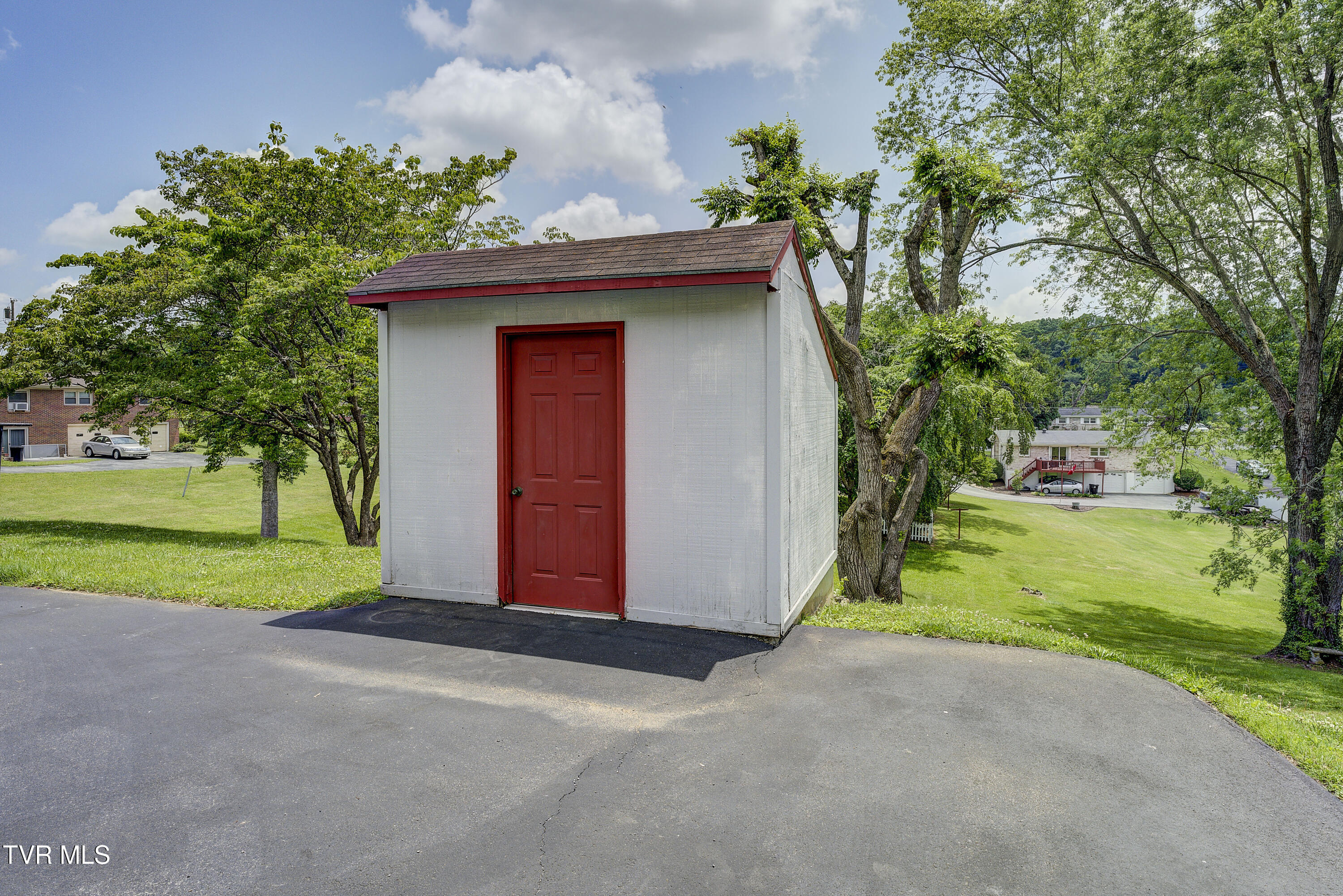 296 Redstone Drive Bluff City, TN 37618 - Photo 7 of 39 Redstone-38