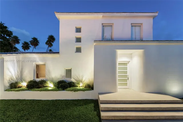 $5,950,000 | 3325 Pine Tree Drive, Miami Beach, FL 33140
