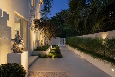 a view of a house with backyard and garden