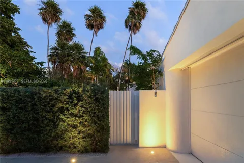 a view of a house with backyard and a garden
