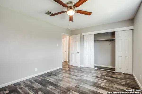 a view of empty room with ceiling fan