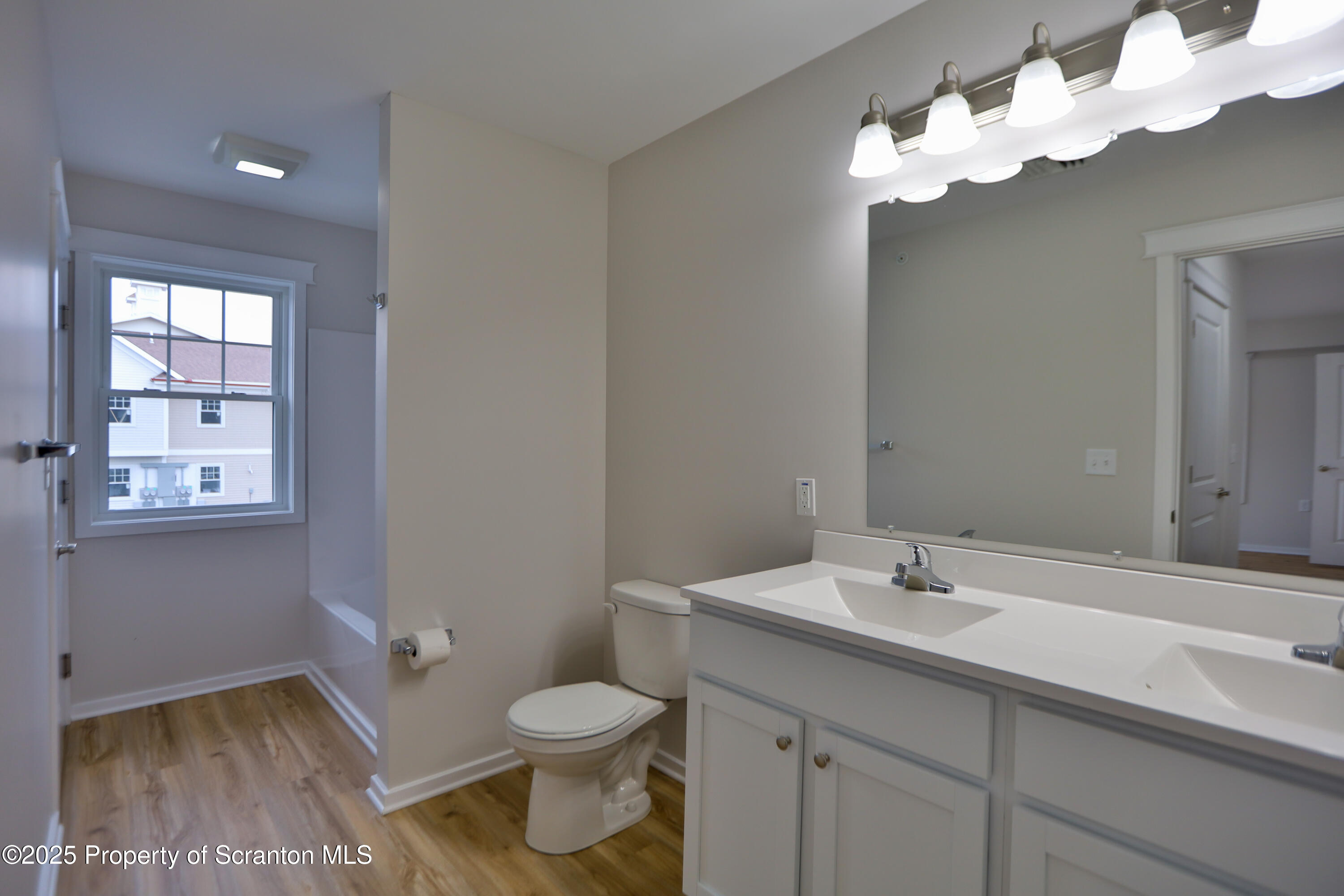 175 Bianca Way Old Forge, PA 18518 - Photo 15 of 28 Primary Full Bathroom