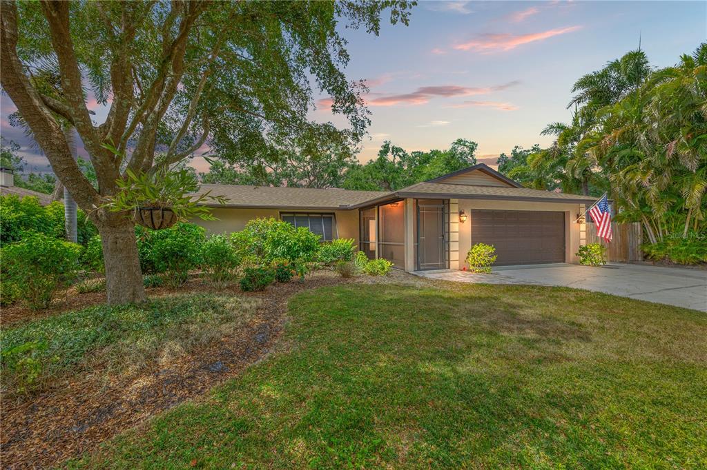 a view of a house with backyard and garden