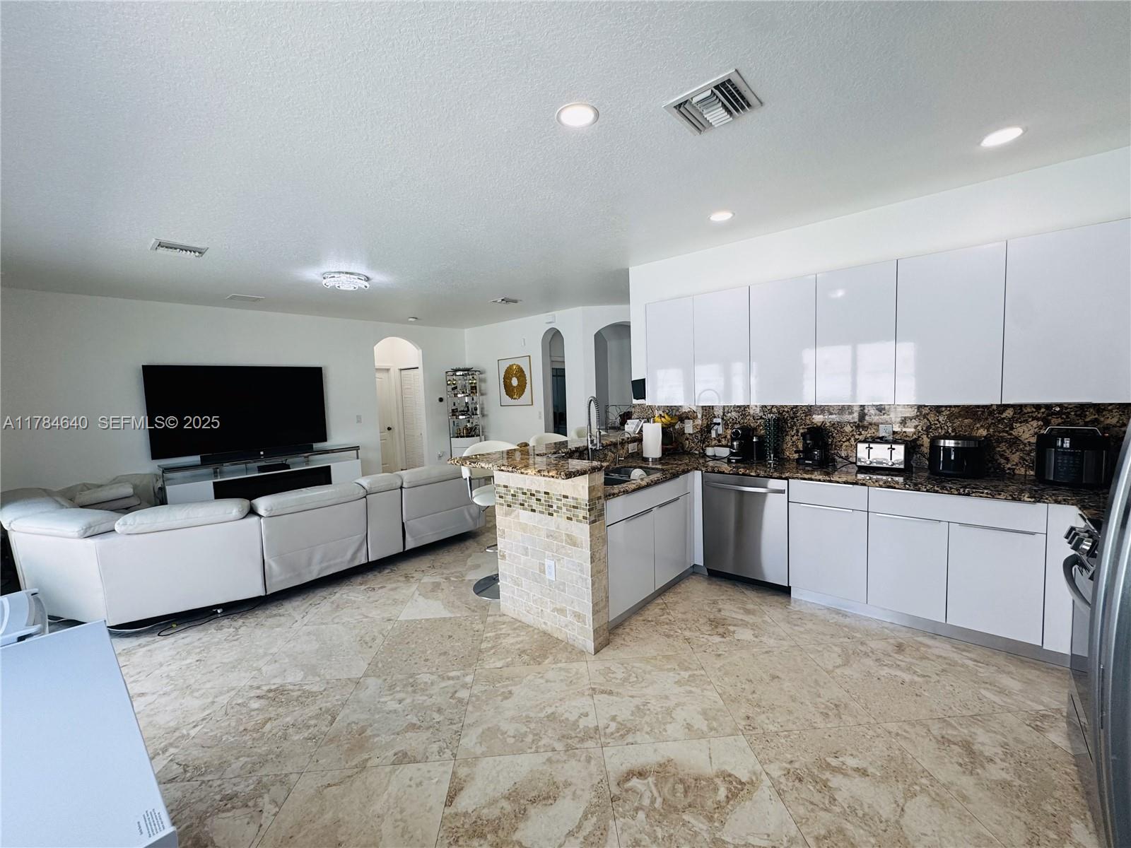 15641 Southwest 8th Lane Miami, FL 33194 - Photo 8 of 32
