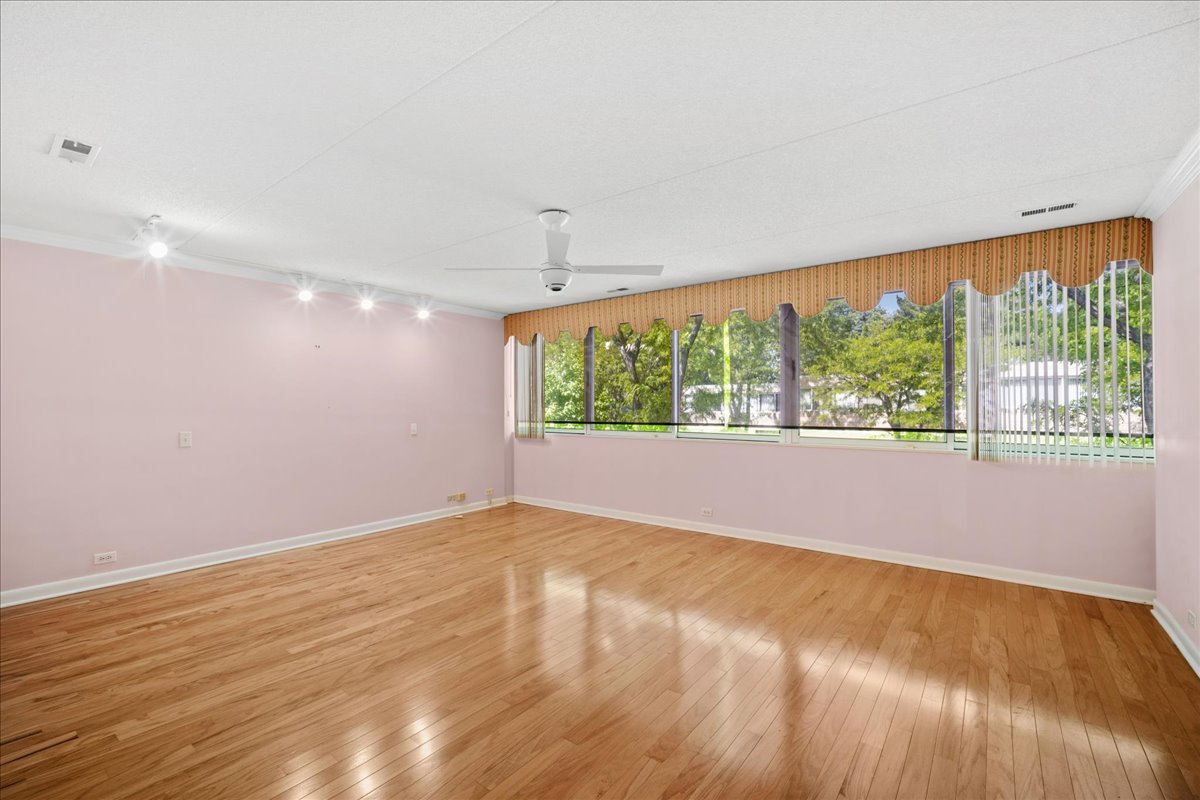 137 Avon Road Northbrook, IL 60062 - Photo 15 of 27