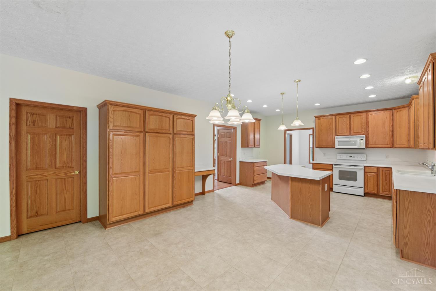 1109 Asbury Road Cincinnati, OH 45255 - Photo 23 of 69