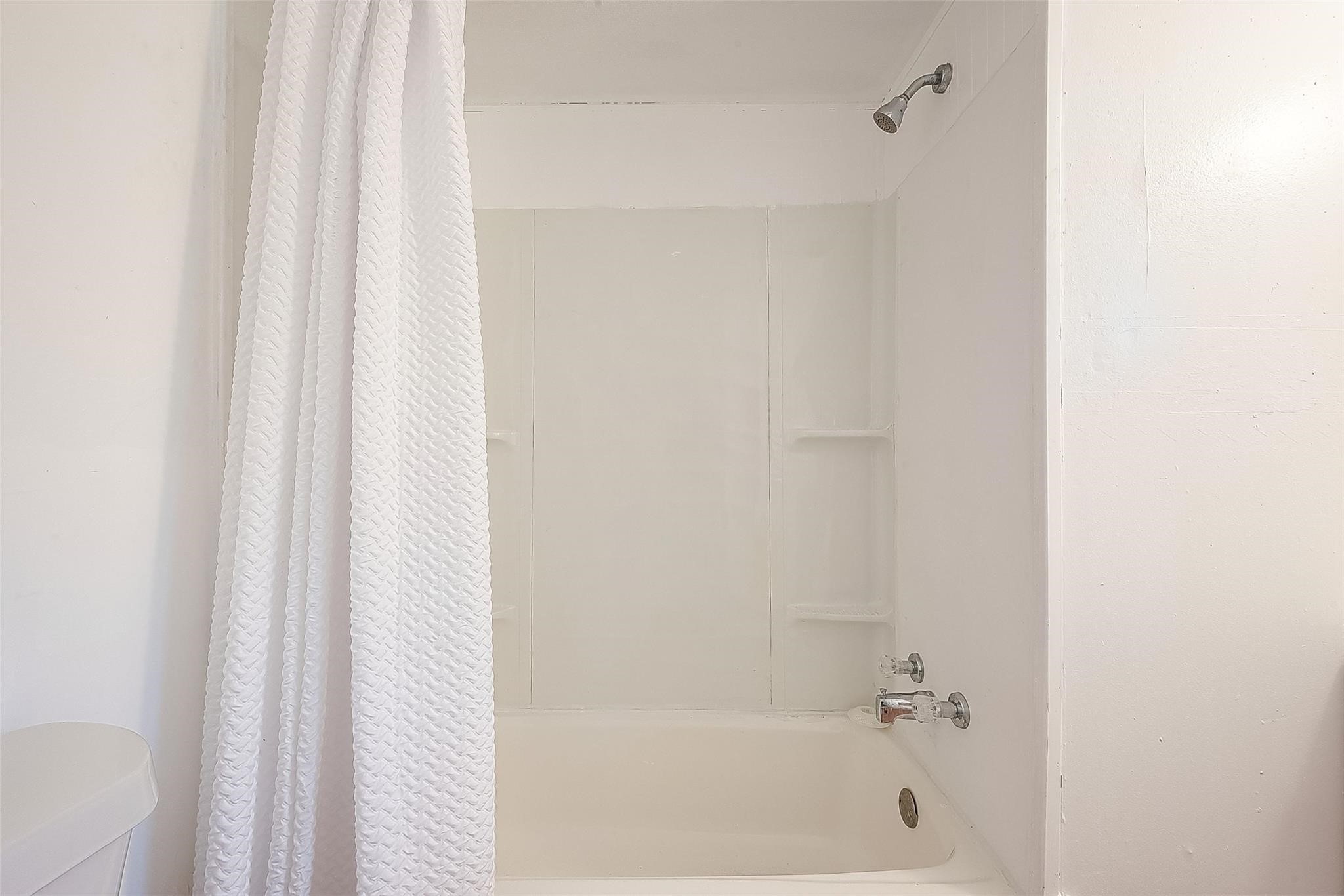17536 White Oak Orchard Conroe, TX 77306 - Photo 20 of 24 a bathroom with a bathtub