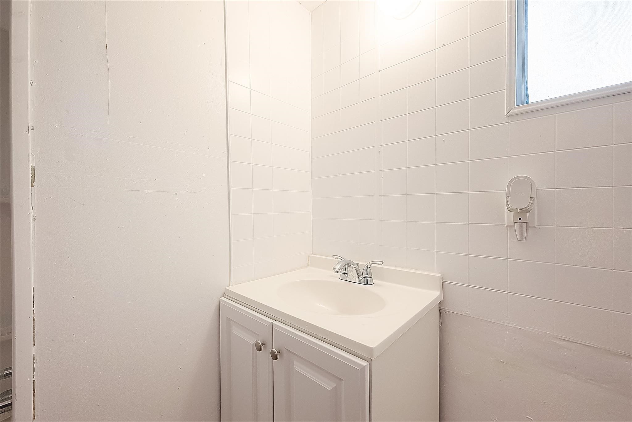 17536 White Oak Orchard Conroe, TX 77306 - Photo 21 of 24 a bathroom with a sink and a mirror