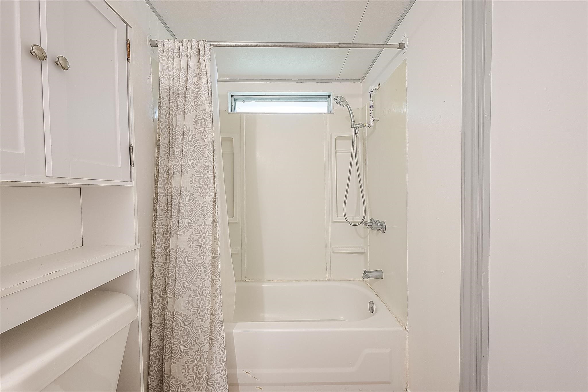 17536 White Oak Orchard Conroe, TX 77306 - Photo 10 of 24 a bathroom with a bathtub