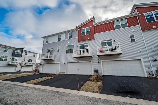 $2,800 | 4138 Irving Road, Unit 4138, Aurora, IL 60504