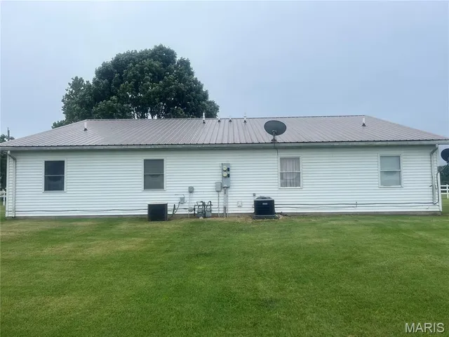 $139,900 | 812 West Douglas Street, New Douglas, IL 62074