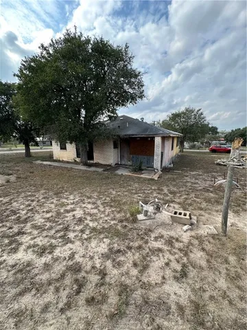 a front view of house with yard