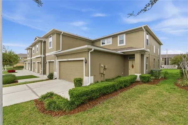a view of a house with a yard