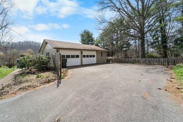 $399,000 | 823 Birdie Drive, Abingdon, VA 24211