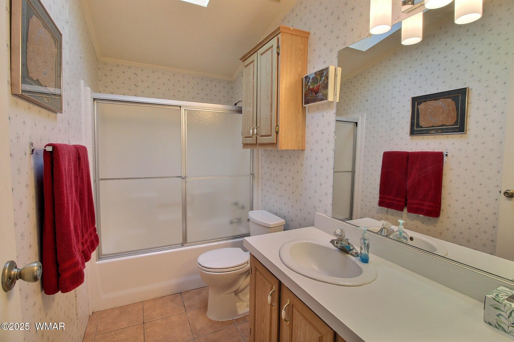 4134 Porter Mountain Road Lakeside, AZ 85929 - Photo 22 of 43 Guest Bathroom