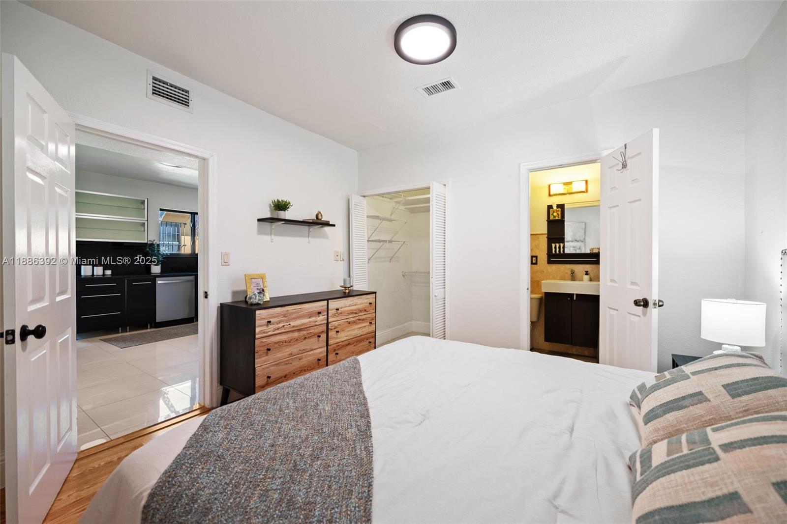 944 Southwest 10th Avenue Miami, FL 33130 - Photo 12 of 30 2nd en-suite