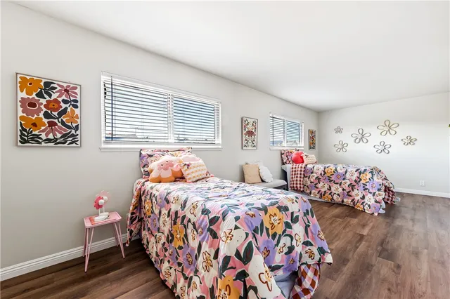 a bed room with two beds and a couch