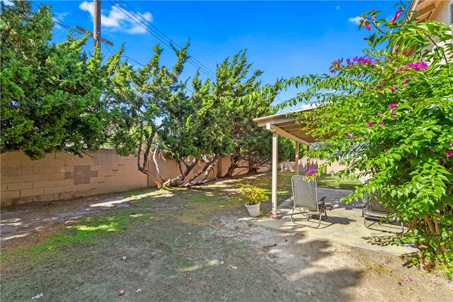 a view of an house with backyard and kitchen