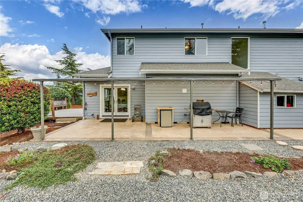 a view of a house with backyard