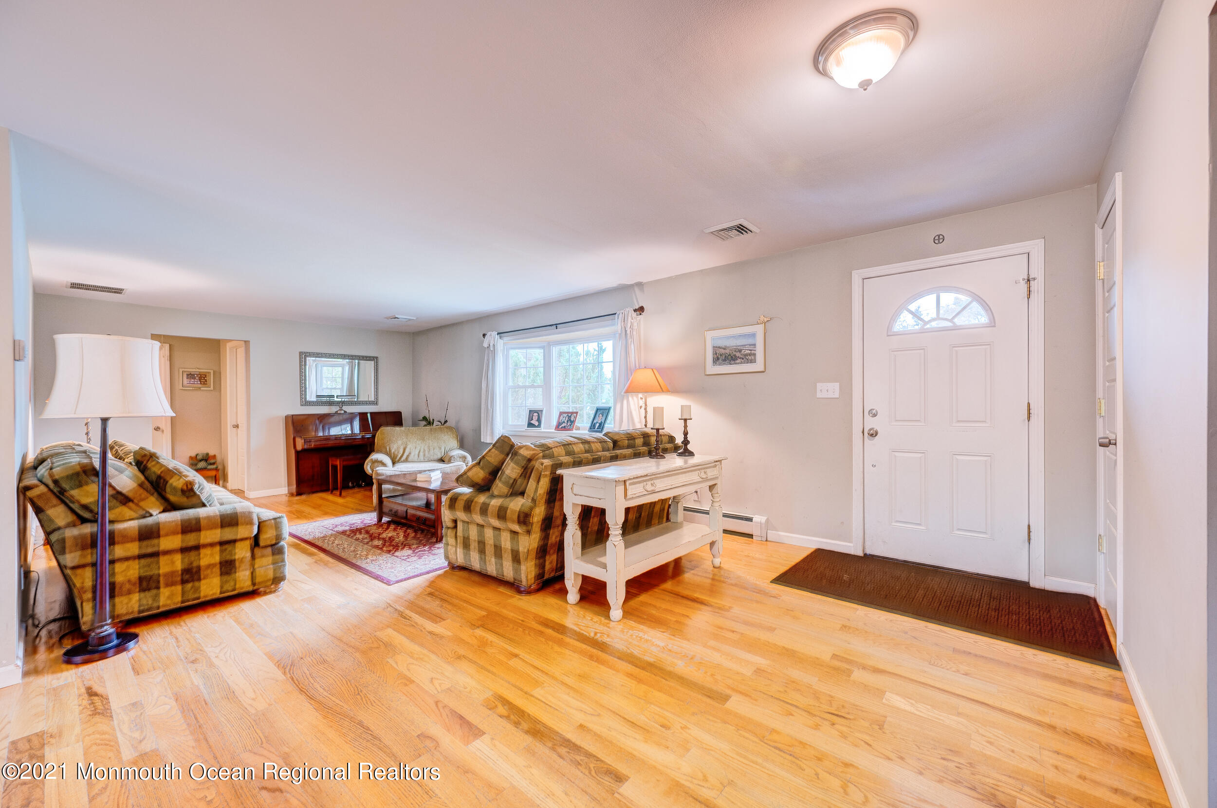 314 Sudbury Road Point Pleasant, NJ 08742 - Photo 6 of 21 a living room with furniture