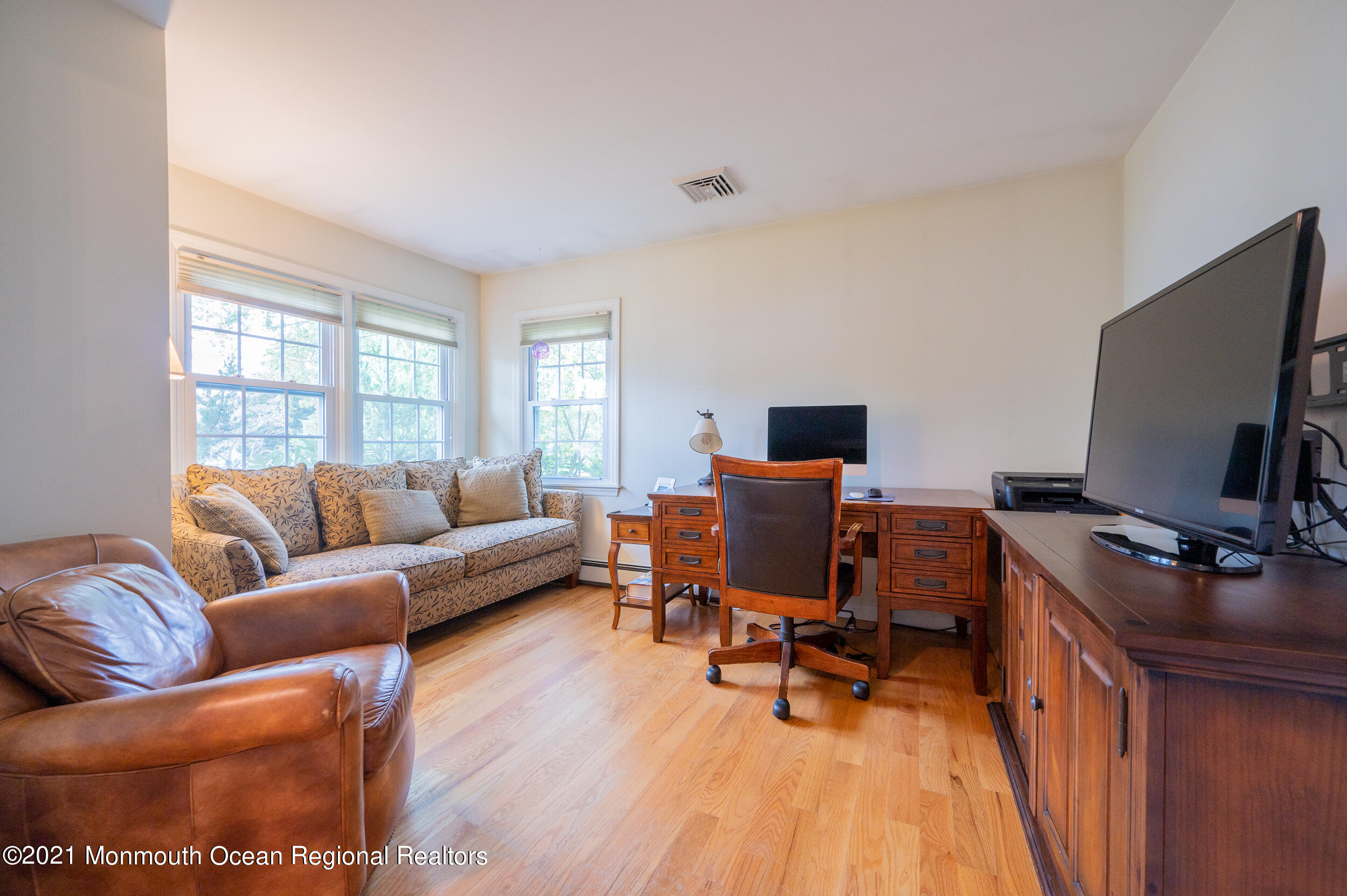 314 Sudbury Road Point Pleasant, NJ 08742 - Photo 8 of 21 a livingroom with workspace and a couch