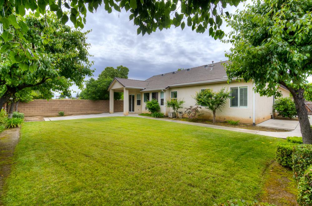 3235 Rall Avenue Clovis, CA 93619 - Photo 5 of 33 a front view of a house with garden