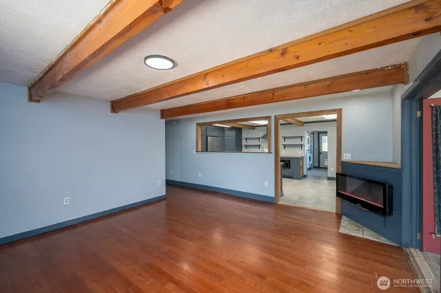a view of livingroom with furniture