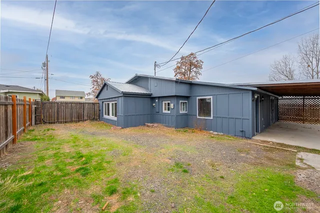 a view of a house with a backyard