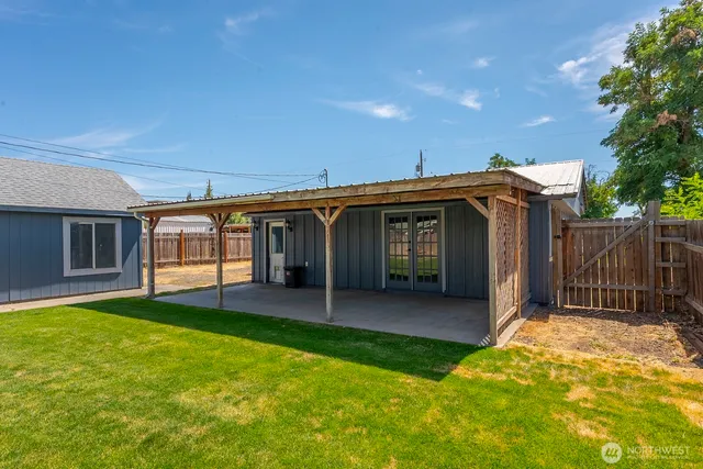 a view of a house with backyard and porch