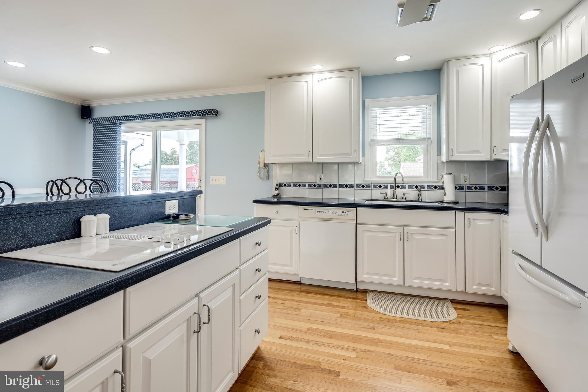 22720 Woodfield Road Gaithersburg, MD 20882 - Photo 8 of 39 Gleaming cabinetry and brand new cooktop!