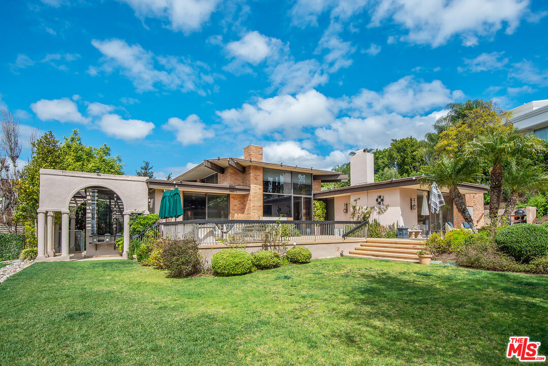 1018 Summit Drive Beverly Hills, CA 90210 - Photo 20 of 21 a front view of house with yard and green space