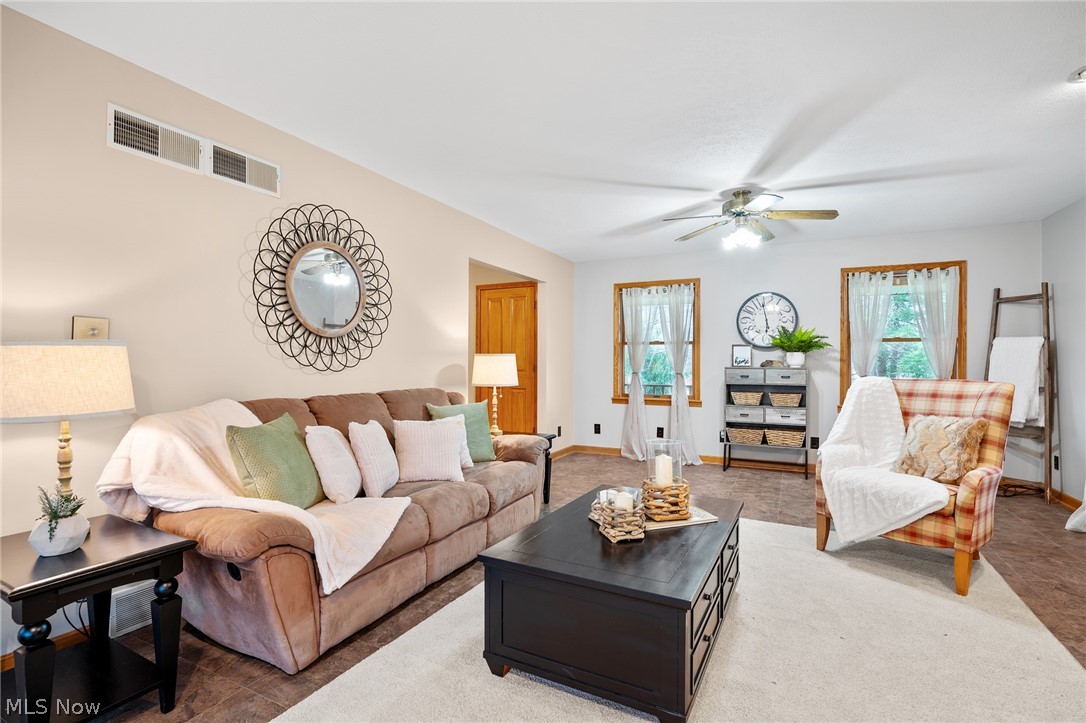SPACIOUS LIVING ROOM W/ PLENTY OF OUTLETS, CEILING LIGHTS/FAN