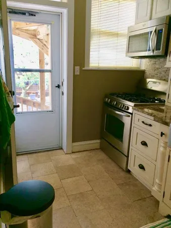 $2,000 | 722 West Oakdale Avenue, Unit 2N, Chicago, IL 60657