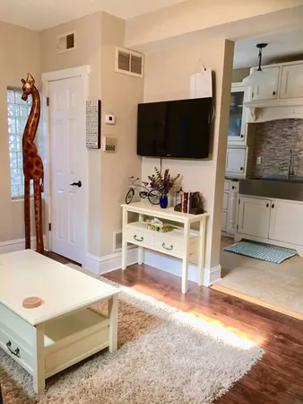 $2,000 | 722 West Oakdale Avenue, Unit 2N, Chicago, IL 60657