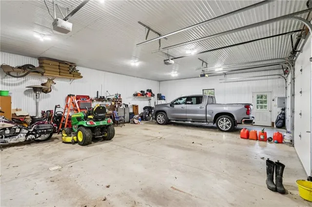 a view of a house with backyard