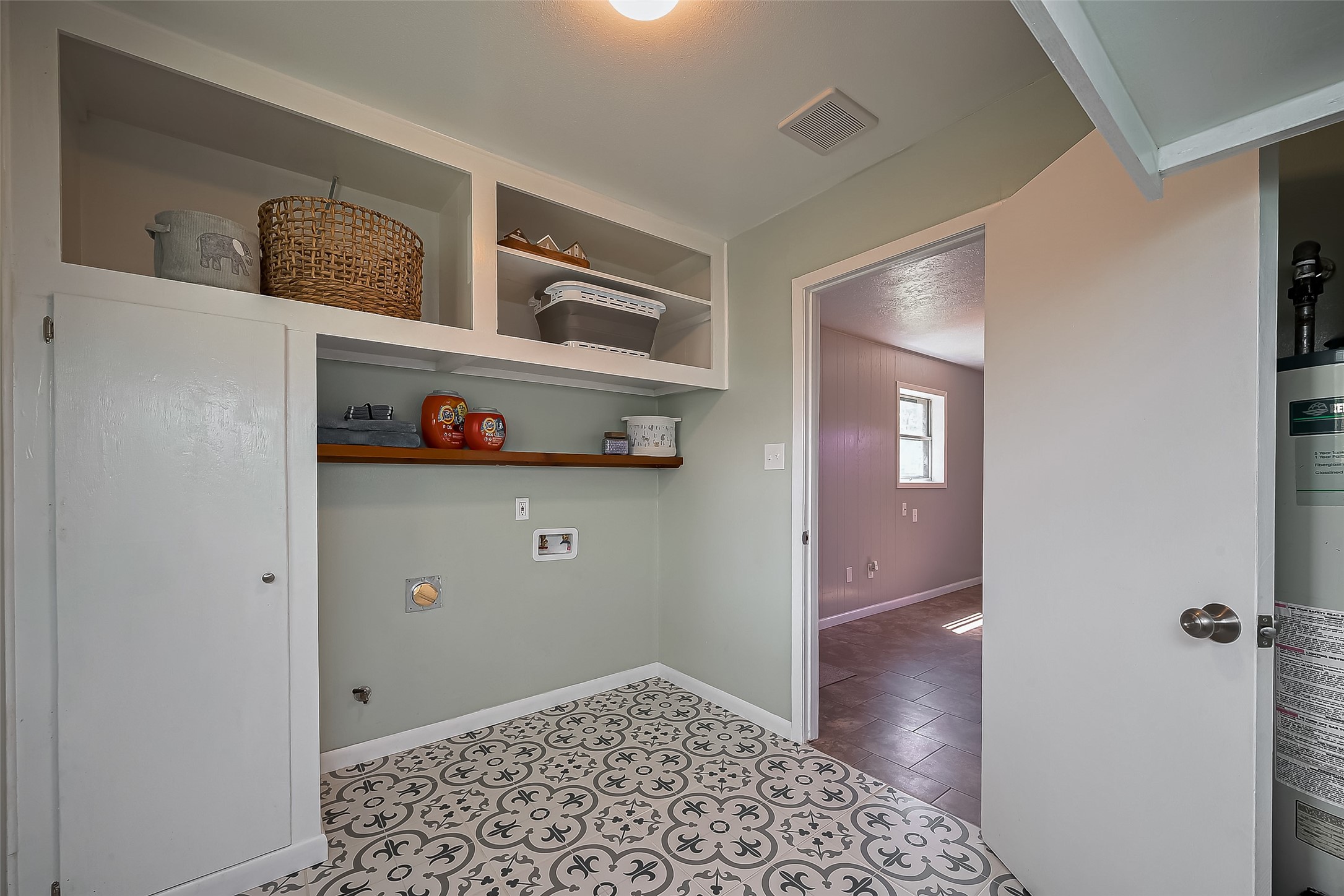 111 North 11th Street Highlands, TX 77562 - Photo 18 of 35 a view of a hallway with closet