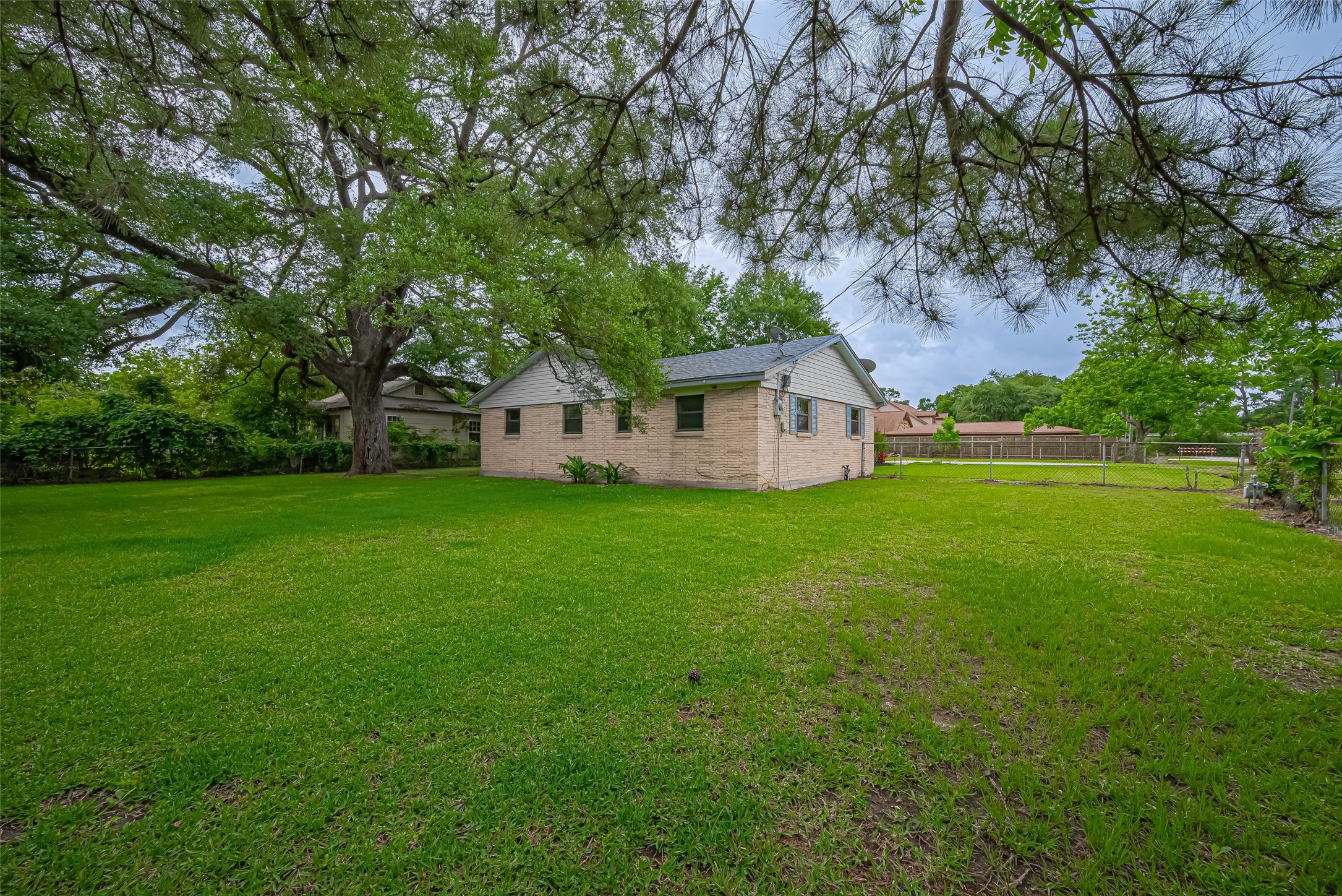 111 North 11th Street Highlands, TX 77562 - Photo 34 of 35 a house view with a garden space