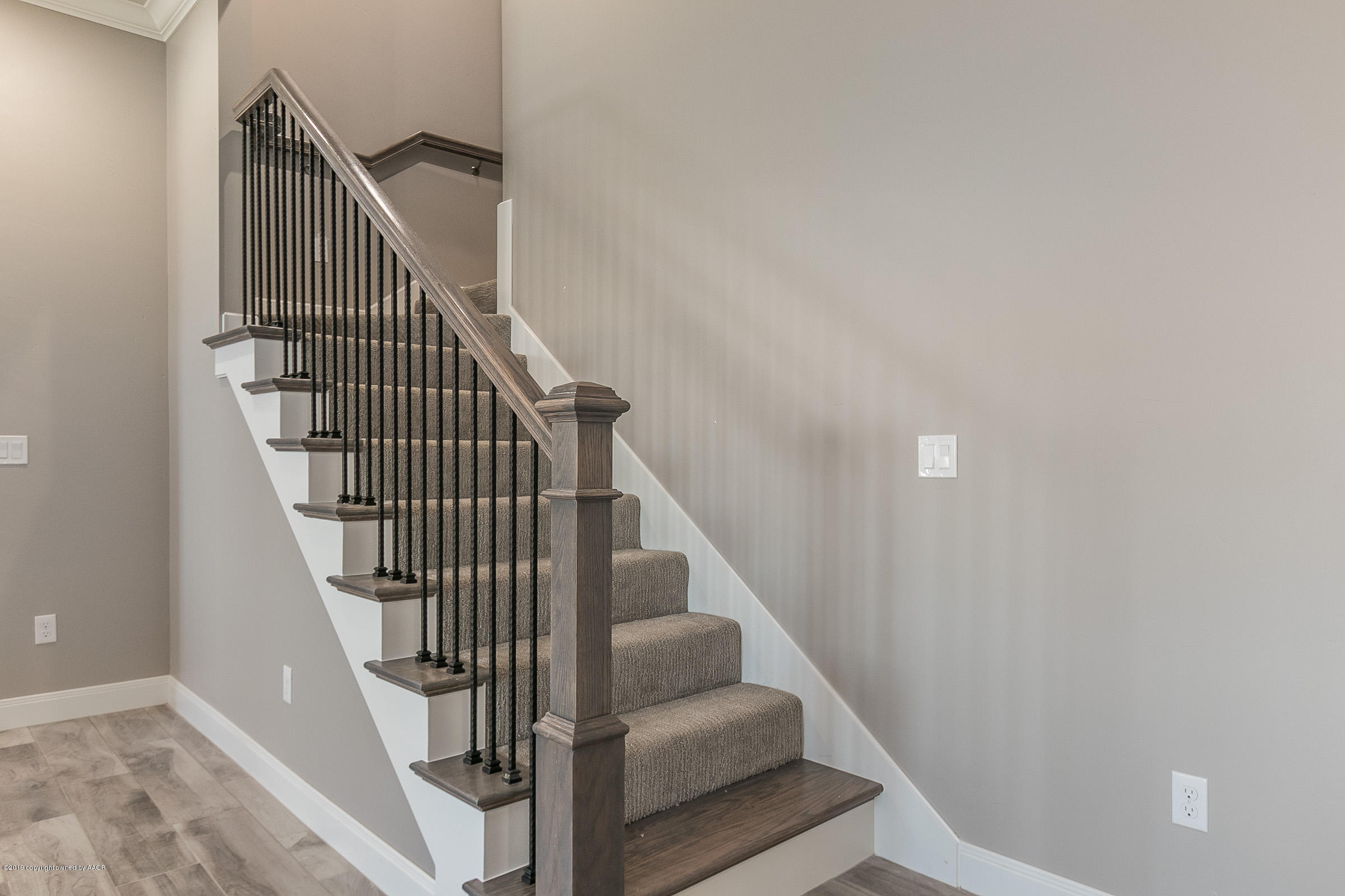 5404 Wesley Road Amarillo, TX 79119 - Photo 21 of 32 021_Stairway