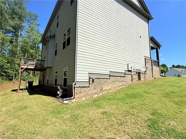a view of backyard of the house